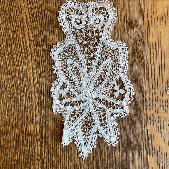 Pair of Vintage White Lace Appliqués | Floral Scrollwork Needle Lace Trim | MCM - Picture 2 of 14